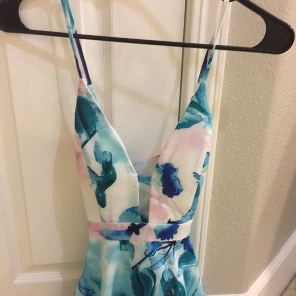 Floral criss-cross back dress with low V cut - Picture 4 of 5